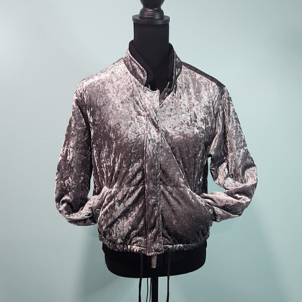 CI SONO CRUSHED VELVET BOMBER JACKET.  SNAP FRONT. BEAUTIFUL GRAY JACKET 
Lot M